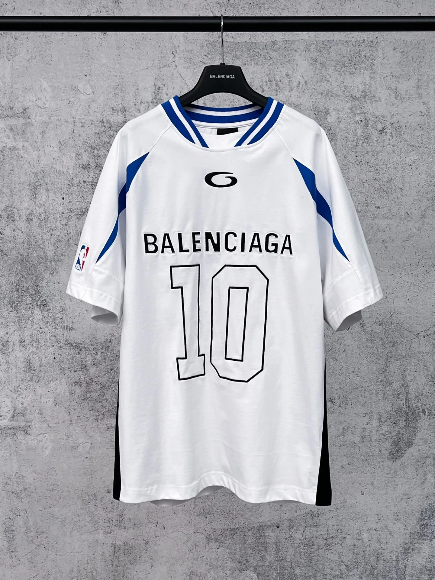 💰P140（ : ） 【 . Quality】BALENCI*GA/ SS 26New Arrival NBA Series T 。 ， NBASeries 。 ， 。 SS 26 New Arrival。 ， 。 。 Authentic ， 。 。 260 ， . ， 。 。 。 ， ， 。 。 。 OS . Same Style ：BL 263760 ：Black，White，Red Size：XS S M L ：BL 263760